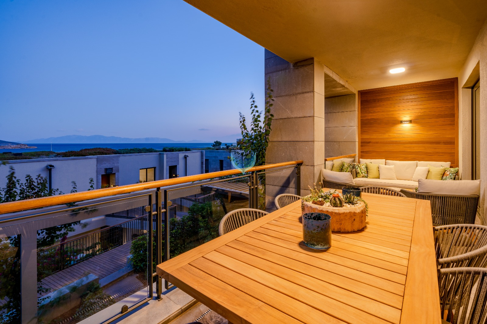 ÖZEL İSKELE VE ÖZEL PLAJI OLAN VİLLA