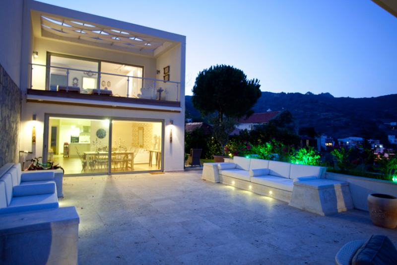 DENİZE SIFIR VİLLA